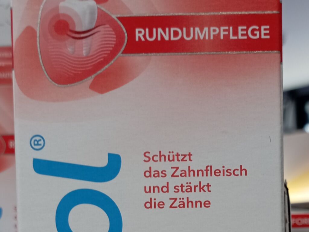 meridol®  RUNDUMPFLEGE MUNDSPÜLUNG ANTIBAKTERIELLE WIRKUNG